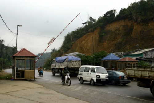&Ocirc; t&ocirc; nghi chở h&agrave;ng lậu tăng ga, đ&acirc;m tử vong c&aacute;n bộ chống bu&ocirc;n lậu