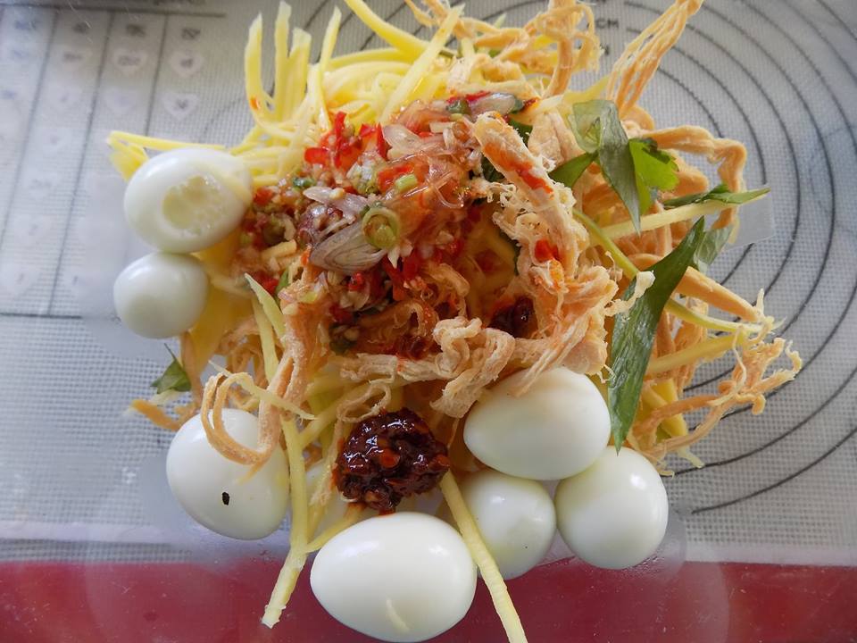 C&aacute;ch l&agrave;m b&aacute;nh tr&aacute;ng trộn chua cay cho chị em th&iacute;ch ăn vặt