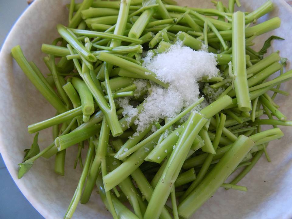C&aacute;ch l&agrave;m rau muống ng&acirc;m chua ngọt chống ng&aacute;n ng&agrave;y Tết