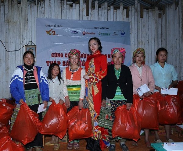 &Aacute; hậu Ngọc Quỳnh vượt đ&egrave;o n&uacute;i đem Tết sớm đến bản Cu Vai