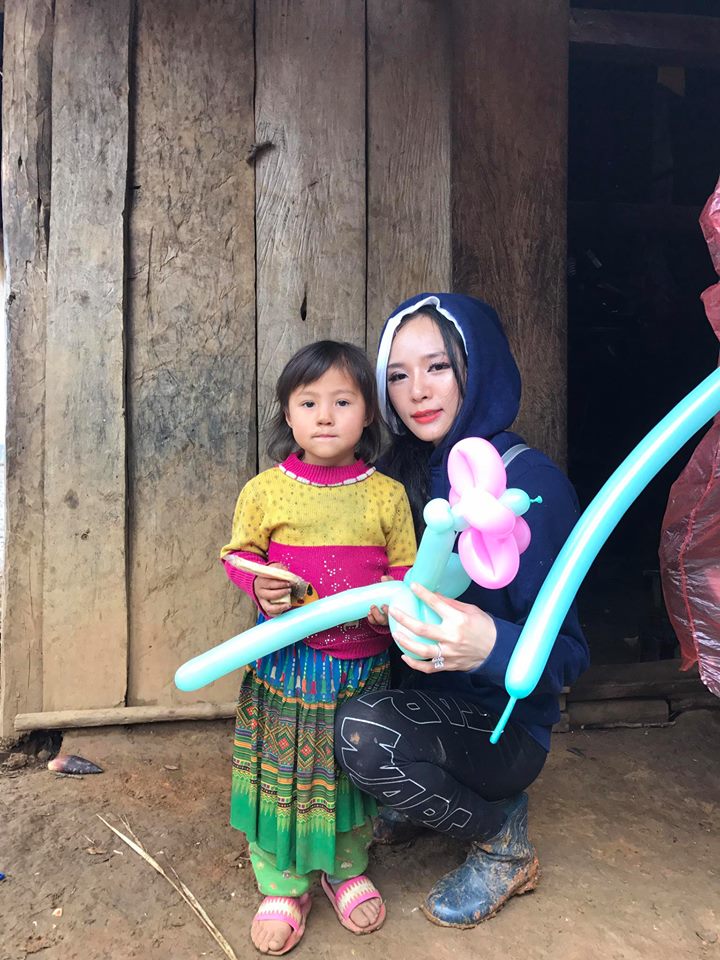 &Aacute; hậu Ngọc Quỳnh vượt đ&egrave;o n&uacute;i đem Tết sớm đến bản Cu Vai