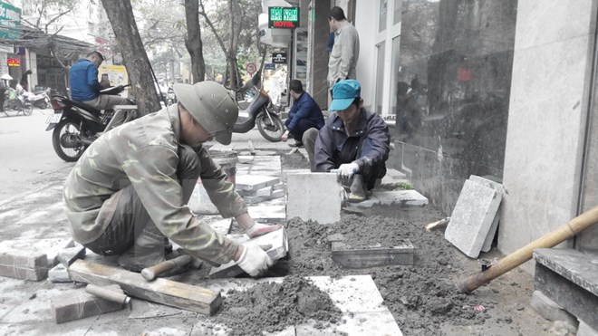 H&agrave; Nội lại l&aacute;t đ&aacute; vỉa h&egrave; trở lại d&ugrave; chưa c&ocirc;ng bố kết luận thanh tra