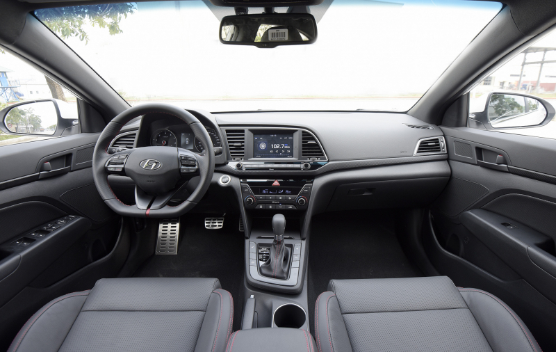 Tư vấn mua &ocirc; t&ocirc;: Cận cảnh Hyundai Elantra Sport gi&aacute; 729 triệu vừa ra mắt