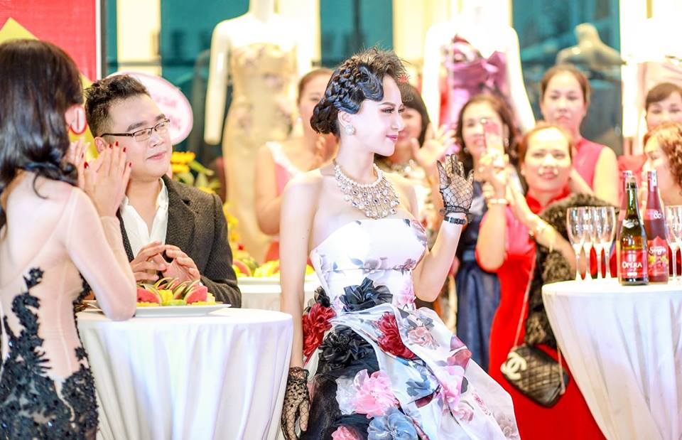 &Aacute; hậu Ngọc Quỳnh ki&ecirc;u kỳ, quyến rũ với style cổ điển