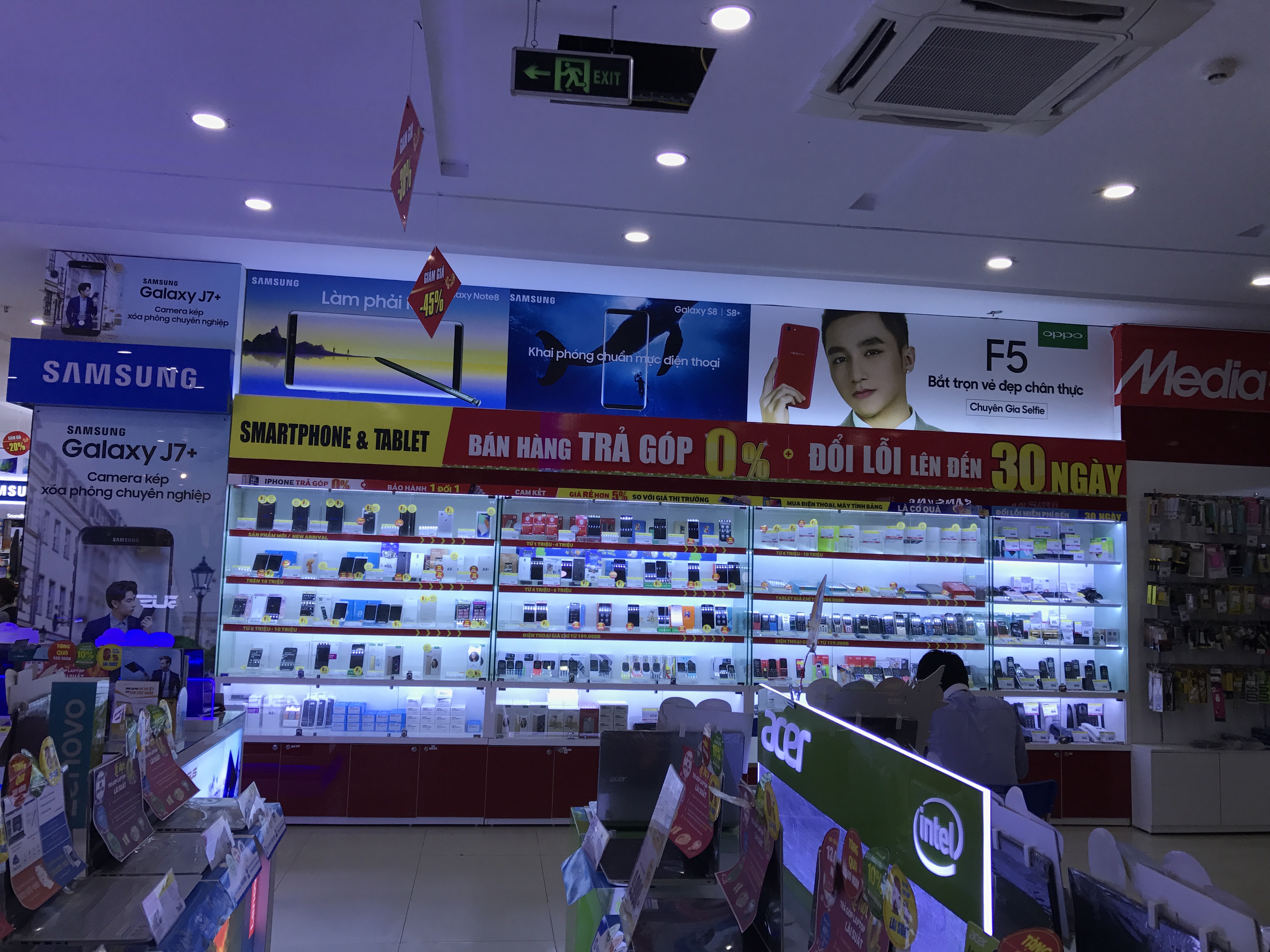Si&ecirc;u thị điện m&aacute;y &lsquo;b&ugrave;ng nổ&rsquo; khuyến mại những ng&agrave;y cận Tết