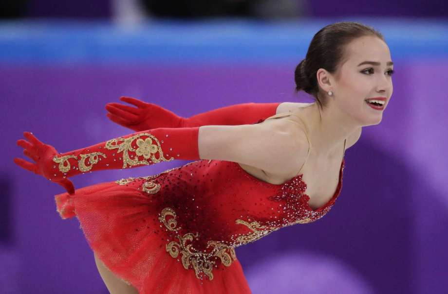Nữ VĐV 15 tuổi đẹp tựa thi&ecirc;n thần, tỏa s&aacute;ng rực rỡ tr&ecirc;n s&acirc;n băng Olympic