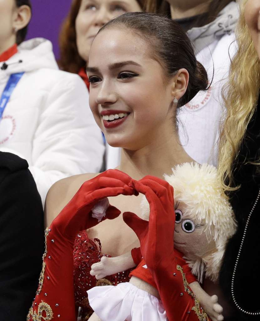 Nữ VĐV 15 tuổi đẹp tựa thi&ecirc;n thần, tỏa s&aacute;ng rực rỡ tr&ecirc;n s&acirc;n băng Olympic