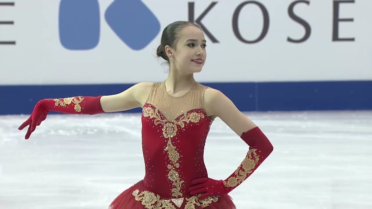 Nữ VĐV 15 tuổi đẹp tựa thi&ecirc;n thần, tỏa s&aacute;ng rực rỡ tr&ecirc;n s&acirc;n băng Olympic
