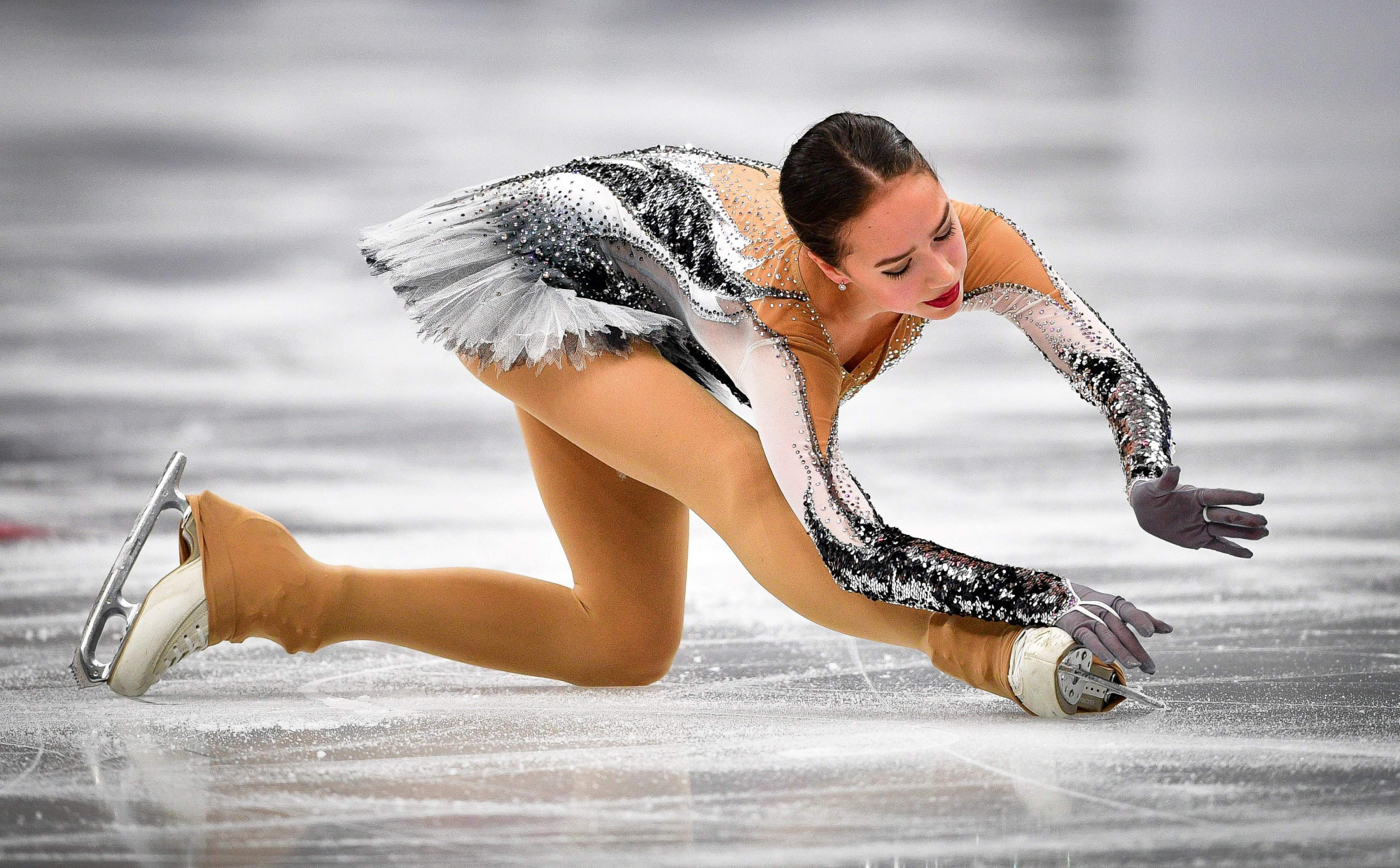 Nữ VĐV 15 tuổi đẹp tựa thi&ecirc;n thần, tỏa s&aacute;ng rực rỡ tr&ecirc;n s&acirc;n băng Olympic