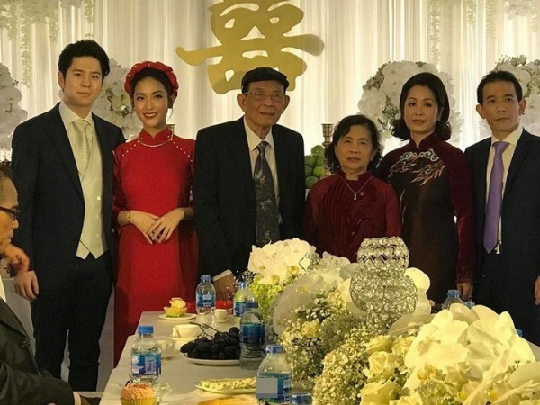 Mai Hồ - t&igrave;nh cũ của Trấn Th&agrave;nh bất ngờ đ&iacute;nh h&ocirc;n với bạn trai &lsquo;so&aacute;i ca&rsquo;