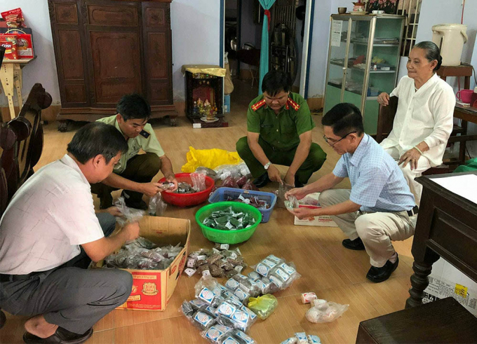 C&aacute;c bọc thuốc ''thần dược'' trị bệnh tiểu đường thu giữ tại nh&agrave; b&agrave; Xuyến 