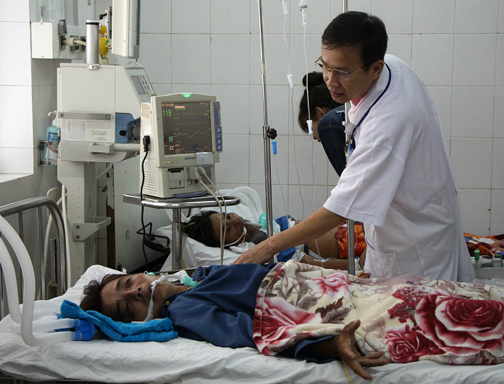 Ăn lẩu c&aacute; n&oacute;c nấu chua cả 5 người phải nhập viện trong t&igrave;nh trạng nguy kịch