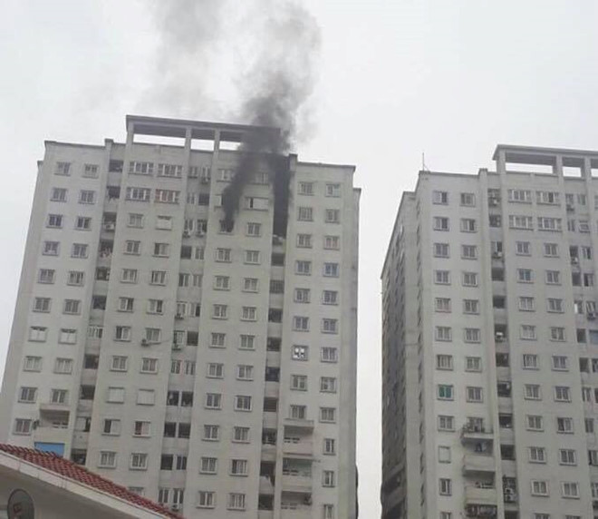 Ch&aacute;y căn hộ tầng 21 chung cư Văn Kh&ecirc;, cư d&acirc;n hoảng loạn bỏ chạy