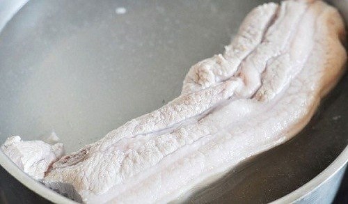 Chần thịt qua nước s&ocirc;i &ndash; th&oacute;i quen nguy hiểm &lsquo;chết người&rsquo; nhiều người hay mắc phải