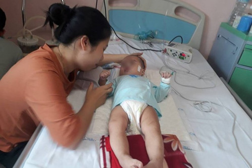 B&eacute; g&aacute;i 9 th&aacute;ng tuổi h&ocirc;n m&ecirc; s&acirc;u, mất nhận thức sau mũi ti&ecirc;m của y sĩ l&agrave;ng
