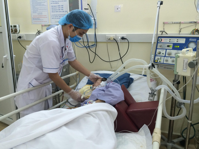 Tự đắp l&aacute; chữa mụn người đ&agrave;n &ocirc;ng bị co giật, mất nhận thức