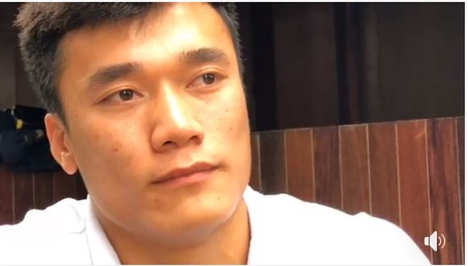 Bị &lsquo;n&eacute;m đ&aacute;&rsquo; vụ diễn thời trang, B&ugrave;i Tiến Dũng bất ngờ bật kh&oacute;c