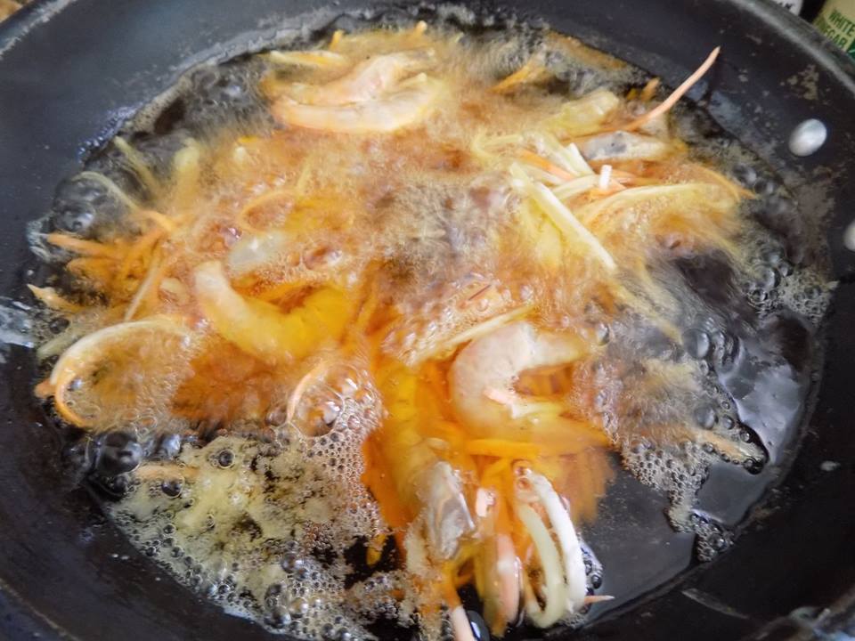 C&aacute;ch l&agrave;m bột b&aacute;nh t&ocirc;m gi&ograve;n ngon như ngo&agrave;i tiệm