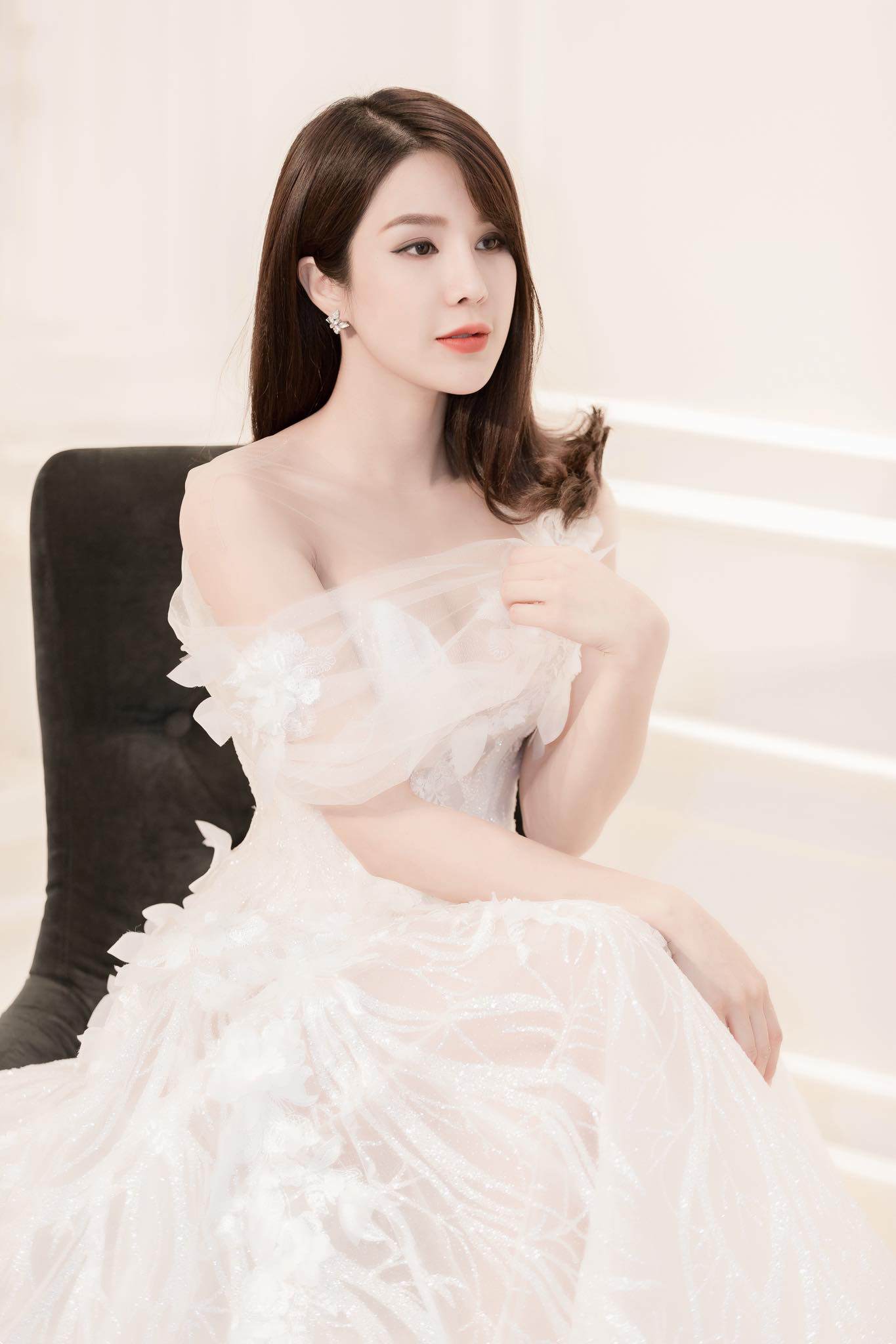 Cận cảnh nhan sắc đẹp &lsquo;h&uacute;t hồn&rsquo; của Diệp L&acirc;m Anh khi diện v&aacute;y cưới