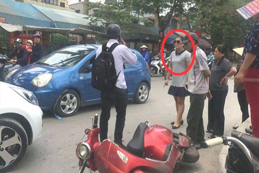 Nữ t&agrave;i xế ph&aacute;t ng&ocirc;n g&acirc;y &lsquo;sốc&rsquo;: Tiếp tục ng&ocirc;ng cuồng, phải cử 2 c&ocirc;ng an vi&ecirc;n &aacute;p giải