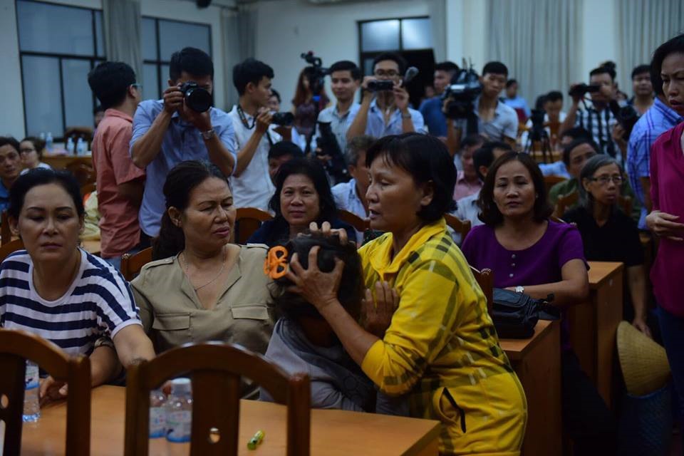 Người d&acirc;n Thủ Thi&ecirc;m bật kh&oacute;c, ngất xỉu ngay tại hội trường tiếp x&uacute;c cử tri của đại biểu Quốc hội