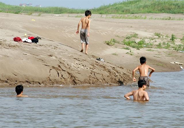 Đi bơi m&ugrave;a h&egrave;: L&agrave;m g&igrave; để tr&aacute;nh tai nạn đuối nước?