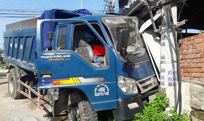 Tai nạn giao th&ocirc;ng ở Quảng Nam: Xe du lịch bẹp d&uacute;m, 6 người bị thương nặng