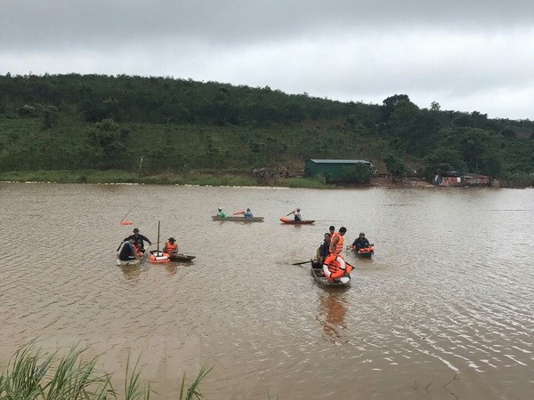 Lốc xo&aacute;y, mưa đ&aacute; tại Quảng B&igrave;nh: L&agrave;m lật 2 thuyền chở kh&aacute;ch du lịch, 1 người tử vong