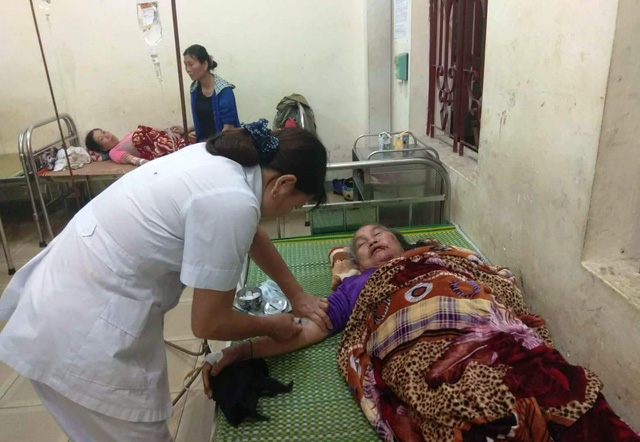 Nghệ An: Đang ngồi trong nh&agrave; 4 người c&ugrave;ng một gia đ&igrave;nh bị s&eacute;t đ&aacute;nh bất tỉnh