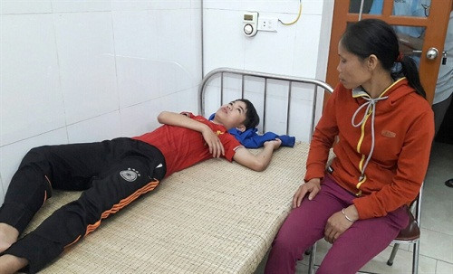 Nghệ An: Đang ngồi trong nh&agrave; 4 người c&ugrave;ng một gia đ&igrave;nh bị s&eacute;t đ&aacute;nh bất tỉnh