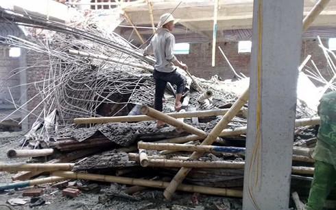 Sập gi&agrave;n gi&aacute;o ở Nam Định: Nhiều người mắc kẹt, la h&eacute;t thảm thiết