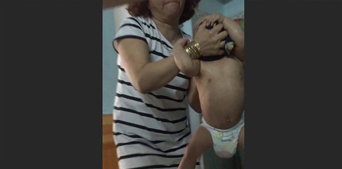 Vụ bạo h&agrave;nh trẻ em d&atilde; man ở Đ&agrave; Nẵng: Bảo mẫu bị khởi tố, cấm đi khỏi nơi cư tr&uacute;