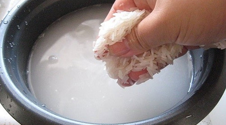 Vo gạo trực tiếp bằng ruột nồi cơm điện &ndash; sai lầm nhiều người mắc phải m&agrave; kh&ocirc;ng hay
