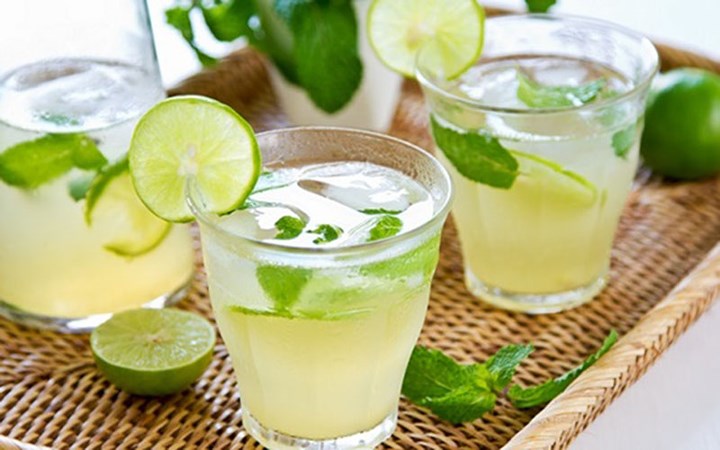 Nắng n&oacute;ng hơn 40 độ C: Uống nước chanh giải nhiệt cũng cần lưu &yacute; kẻo &lsquo;rước họa v&agrave;o th&acirc;n&rsquo;