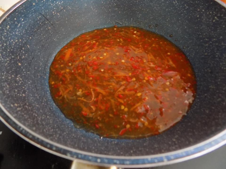 &lsquo;Bỏ t&uacute;i&rsquo; c&aacute;ch l&agrave;m g&agrave; xốt tương ớt chua ngọt lạ miệng, thơm ngon