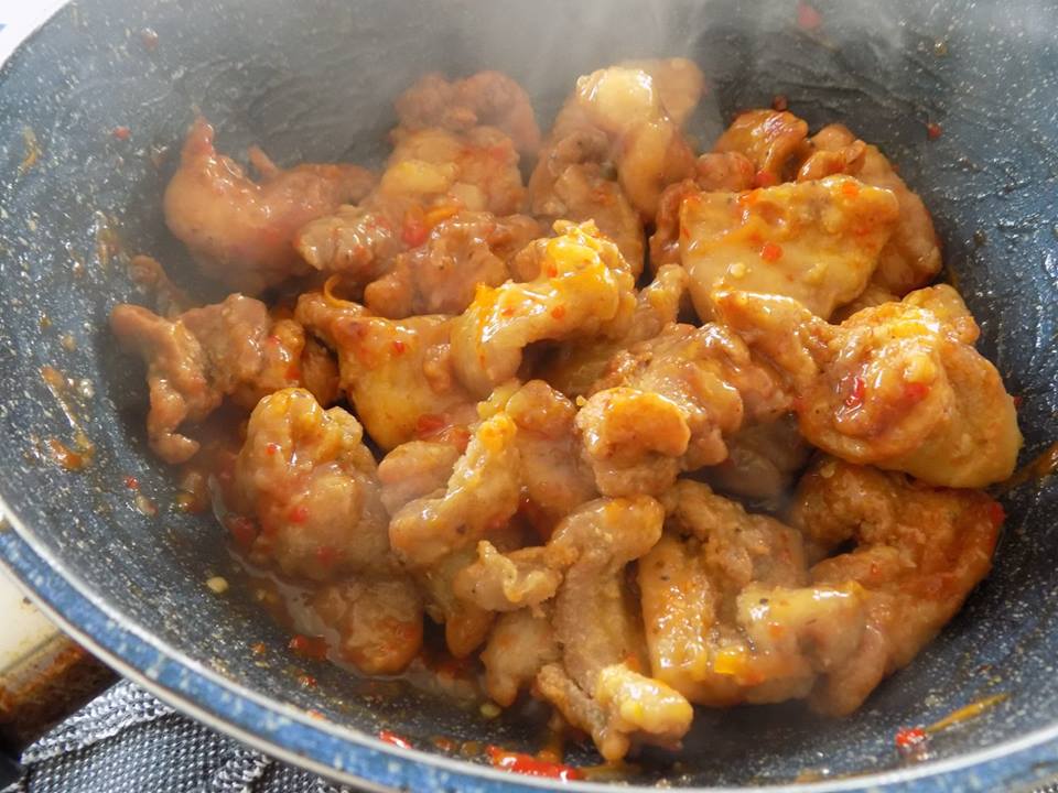 &lsquo;Bỏ t&uacute;i&rsquo; c&aacute;ch l&agrave;m g&agrave; xốt tương ớt chua ngọt lạ miệng, thơm ngon
