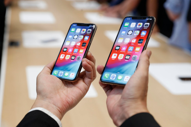 Gi&aacute; iPhone XS Max tại Việt Nam bất ngờ &lsquo;lao dốc kh&ocirc;ng phanh&rsquo;