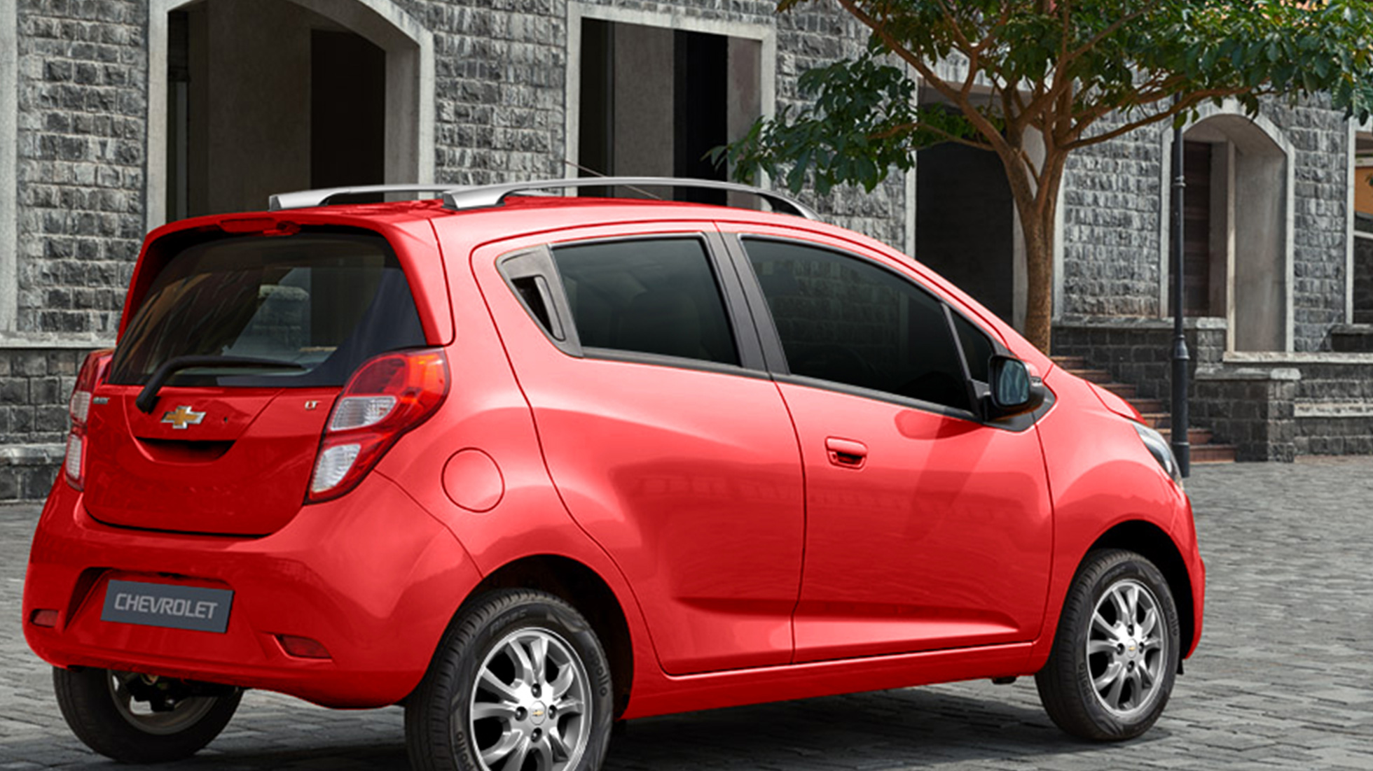 Chevrolet Aveo bất ngờ giảm gi&aacute; &lsquo;kịch s&agrave;n&rsquo; về mốc 300 triệu đồng