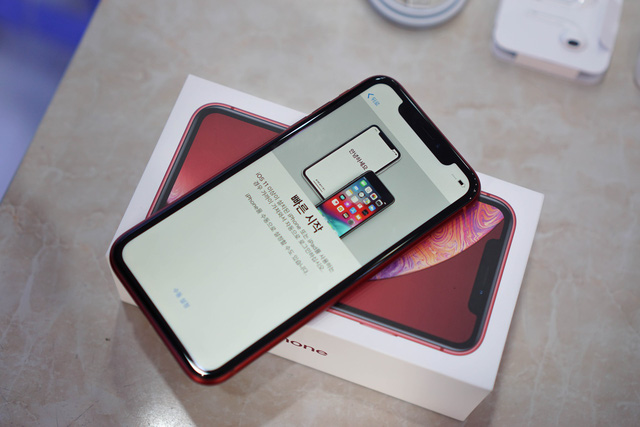 Về Việt Nam với gi&aacute; &lsquo;si&ecirc;u ch&aacute;t&rsquo; l&ecirc;n đến 23,9 triệu đồng, iPhone XR c&oacute; &lsquo;đ&aacute;ng đồng tiền b&aacute;t gạo&rsquo;?
