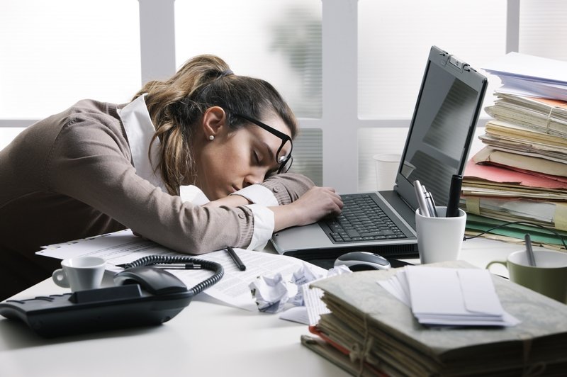 Cả ng&agrave;y thấy buồn ngủ l&agrave; triệu chứng của bệnh g&igrave;?