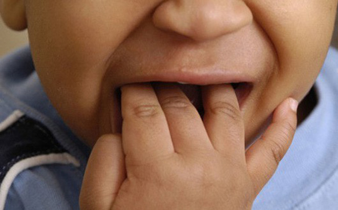 2 sai lầm &lsquo;chết người&rsquo; cha mẹ thường mắc khi sơ cứu trẻ bị h&oacute;c nghẹn