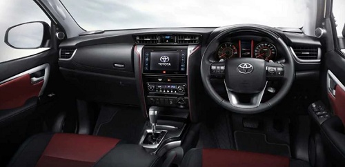 Phần đu&ocirc;i xe c&oacute; phần mạnh mẽ v&agrave; khỏe khoắn hơn với cản xe được bổ sung th&ecirc;m 2 tấm ốp kim loại ở mỗi b&ecirc;n