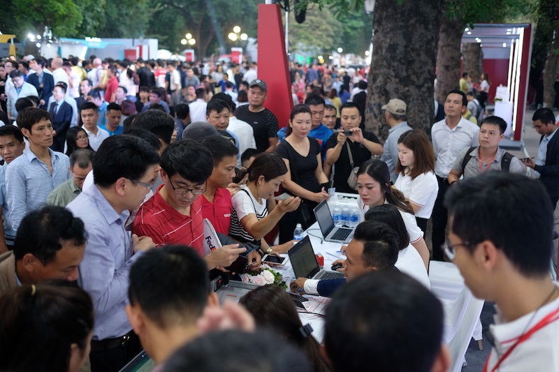 VinFast b&aacute;n gi&aacute; &lsquo;sốc&rsquo; - người d&acirc;n xếp h&agrave;ng mua xe trong đ&ecirc;m