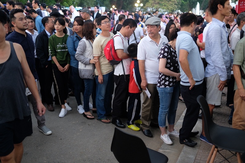 VinFast b&aacute;n gi&aacute; &lsquo;sốc&rsquo; - người d&acirc;n xếp h&agrave;ng mua xe trong đ&ecirc;m