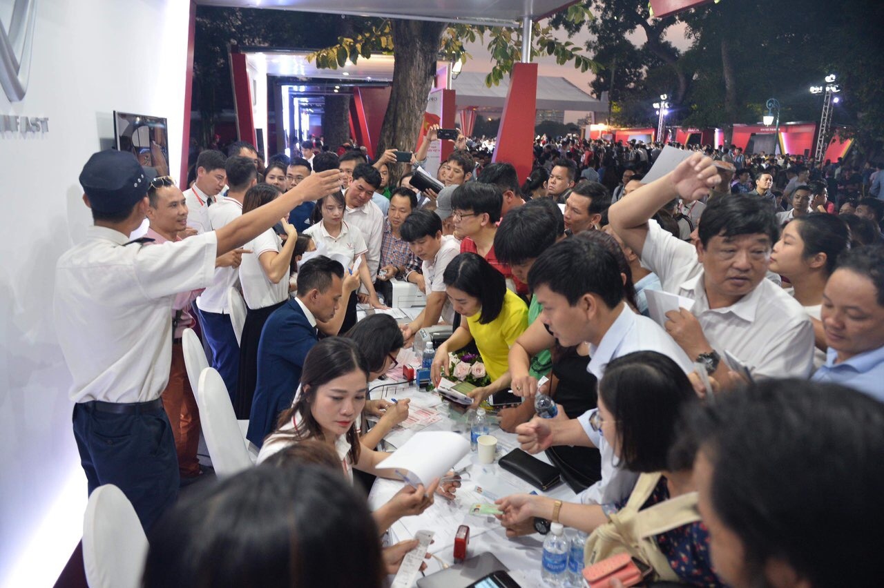 VinFast b&aacute;n gi&aacute; &lsquo;sốc&rsquo; - người d&acirc;n xếp h&agrave;ng mua xe trong đ&ecirc;m