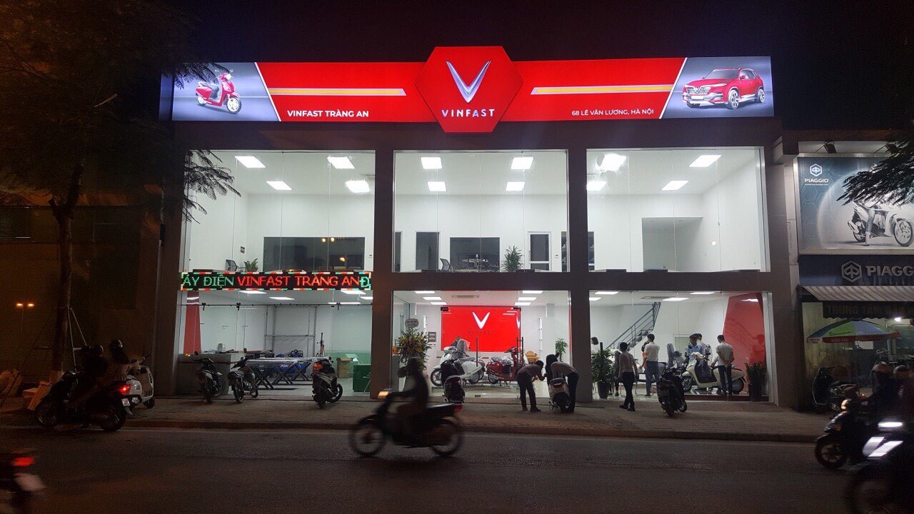VinFast b&aacute;n gi&aacute; &lsquo;sốc&rsquo; - người d&acirc;n xếp h&agrave;ng mua xe trong đ&ecirc;m