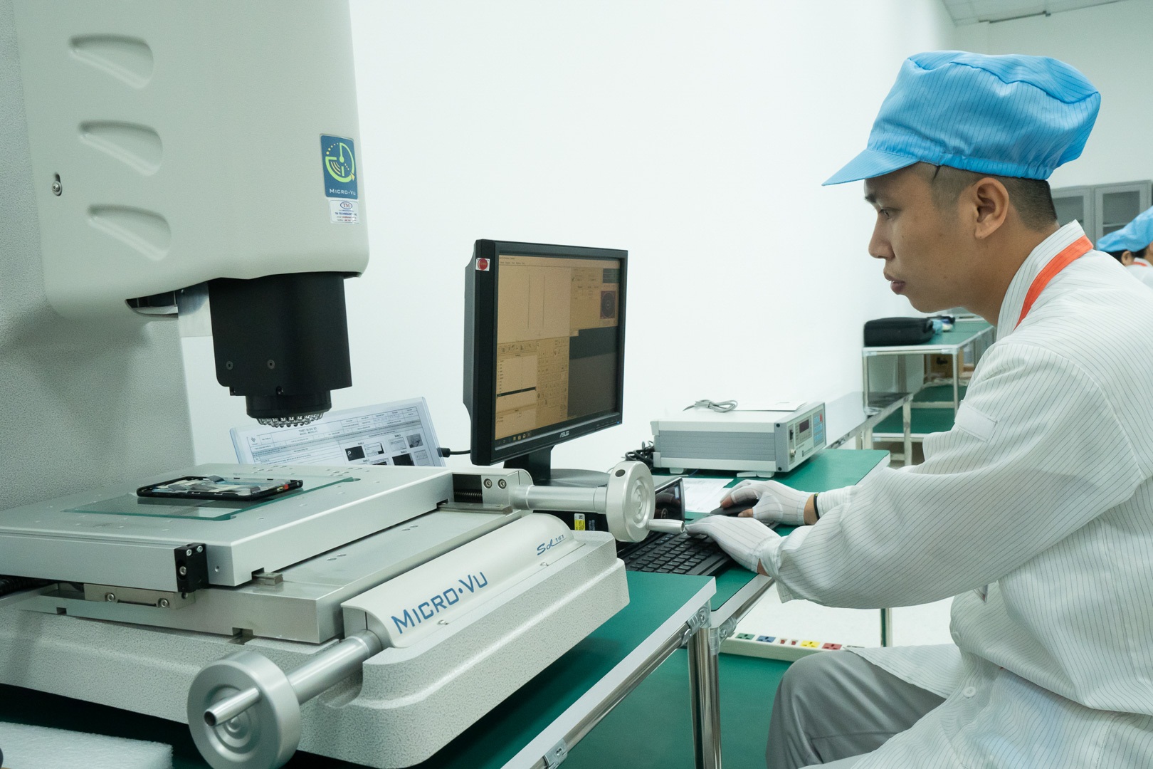 Cận cảnh d&agrave;n robort &ldquo;khủng&rdquo; tại nơi sản xuất điện thoại Vsmart