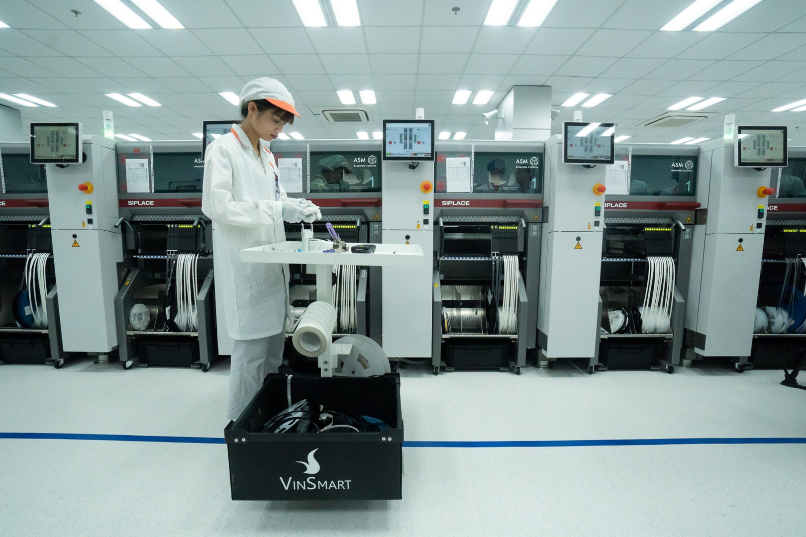 Cận cảnh d&agrave;n robort &ldquo;khủng&rdquo; tại nơi sản xuất điện thoại Vsmart