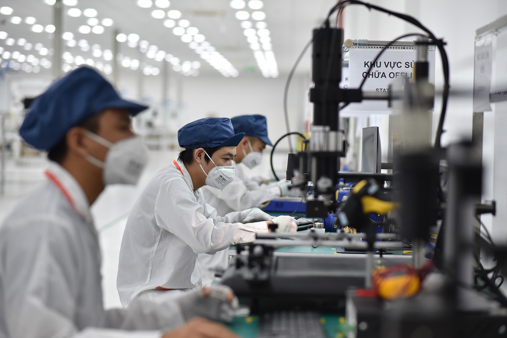 Cận cảnh d&agrave;n robort &ldquo;khủng&rdquo; tại nơi sản xuất điện thoại Vsmart
