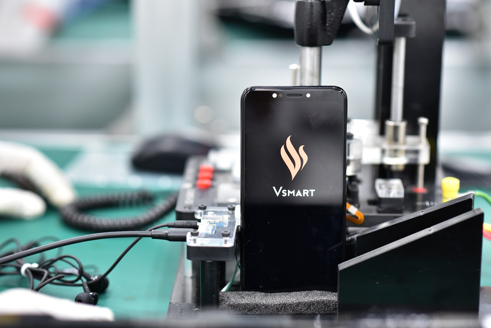Cận cảnh d&agrave;n robort &ldquo;khủng&rdquo; tại nơi sản xuất điện thoại Vsmart